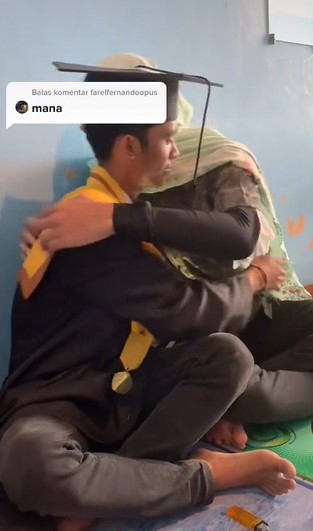 Aksi kocak pendamping wisuda online, cosplay jadi orang tua