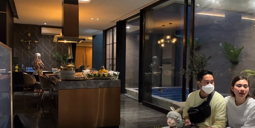 7 Potret dapur Nisya Ahmad di rumah baru, interiornya elegan abis