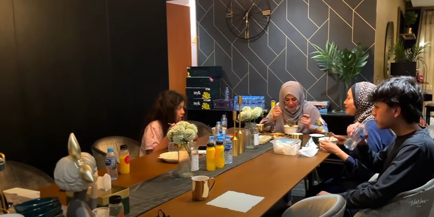 7 Potret dapur Nisya Ahmad di rumah baru, interiornya elegan abis