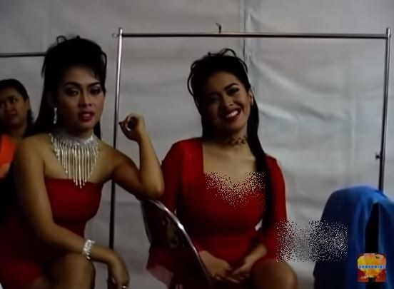 7 Potret lawas Syahrini dan Aisyahrani duo dangdut, dulu dandan menor