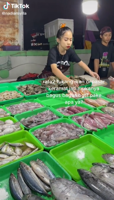 Heboh pedagang cantik pasar ikan, wajah glowingnya bikin pembeli iri