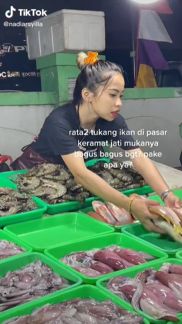 Heboh pedagang cantik pasar ikan, wajah glowingnya bikin pembeli iri