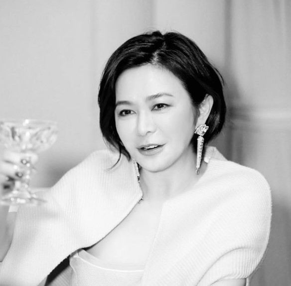 9 Pesona aktris legend Mandarin Rosamund Kwan, single di usia 59 tahun