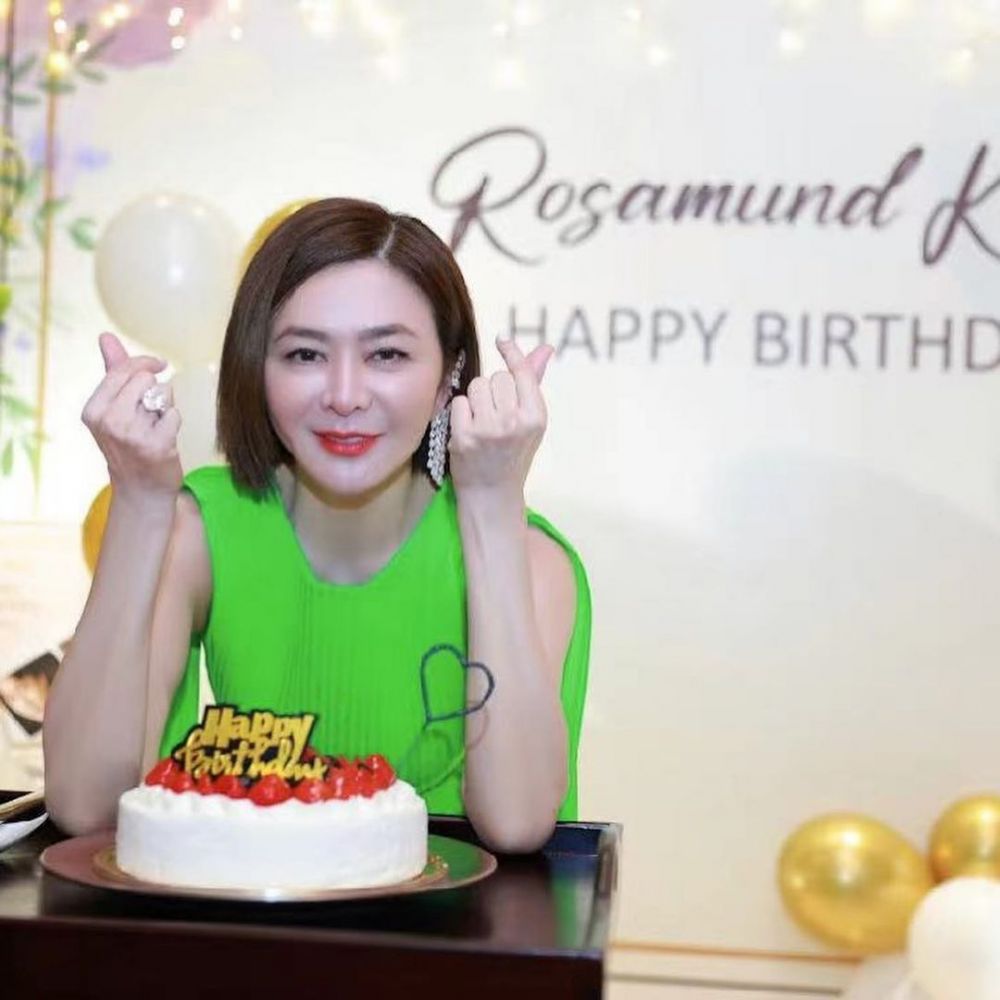 9 Pesona aktris legend Mandarin Rosamund Kwan, single di usia 59 tahun