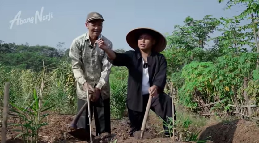 Dari pelawak jadi petani, ini 9 momen Narji bekerja di sawah