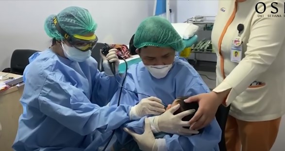 9 Momen Oki Setiana Dewi dampingi anak terapi napas, penuh kesabaran