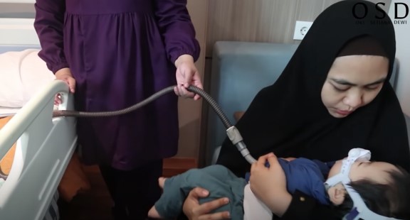 9 Momen Oki Setiana Dewi dampingi anak terapi napas, penuh kesabaran
