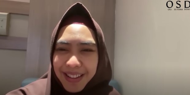 9 Momen Oki Setiana Dewi dampingi anak terapi napas, penuh kesabaran