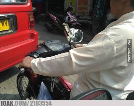 13 Cara lucu pasang spion kendaraan ini bikin senyum kecut