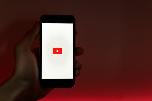YouTube tegaskan blokir konten anti vaksin, tuai pro dan kontra