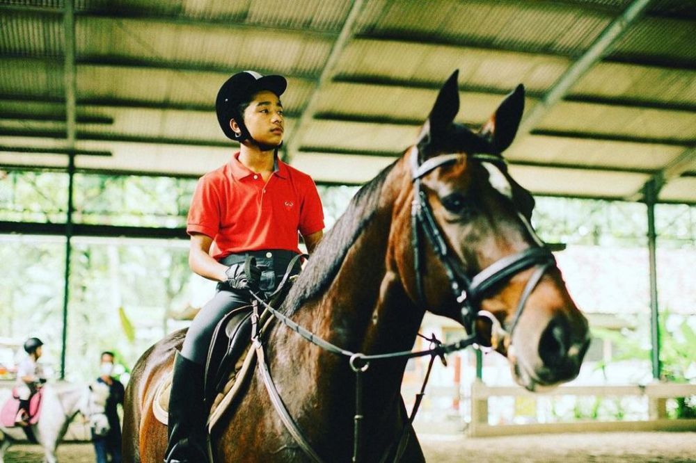 5 Potret anak seleb latihan berkuda, putri Irfan Hakim sempat terjatuh
