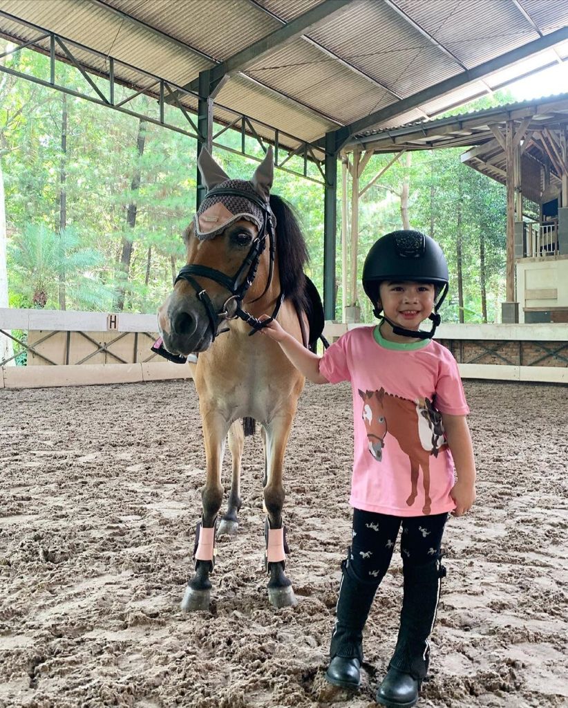 5 Potret anak seleb latihan berkuda, putri Irfan Hakim sempat terjatuh