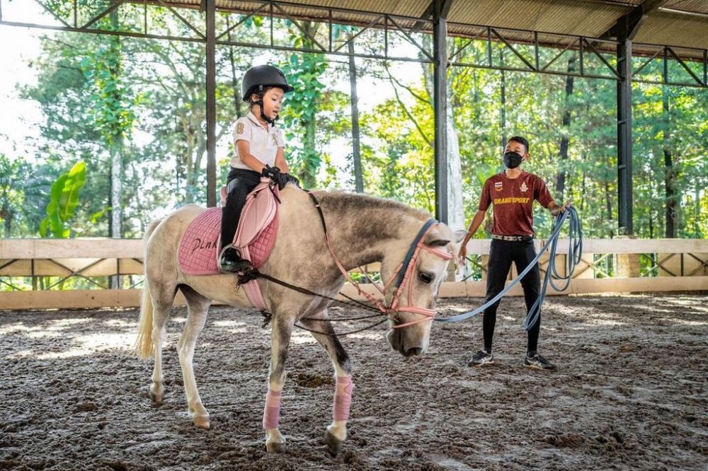 5 Potret anak seleb latihan berkuda, putri Irfan Hakim sempat terjatuh