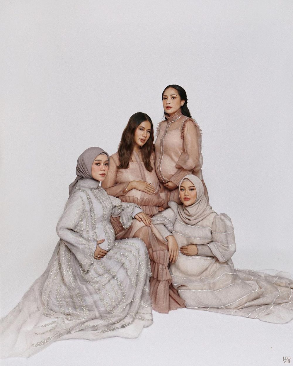 Gaya maternity shoot 7 geng seleb, Nagita Slavina & The Bumils kompak