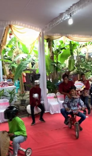 Aksi tamu undangan hadiri resepsi pernikahan, bawa kado pohon pisang