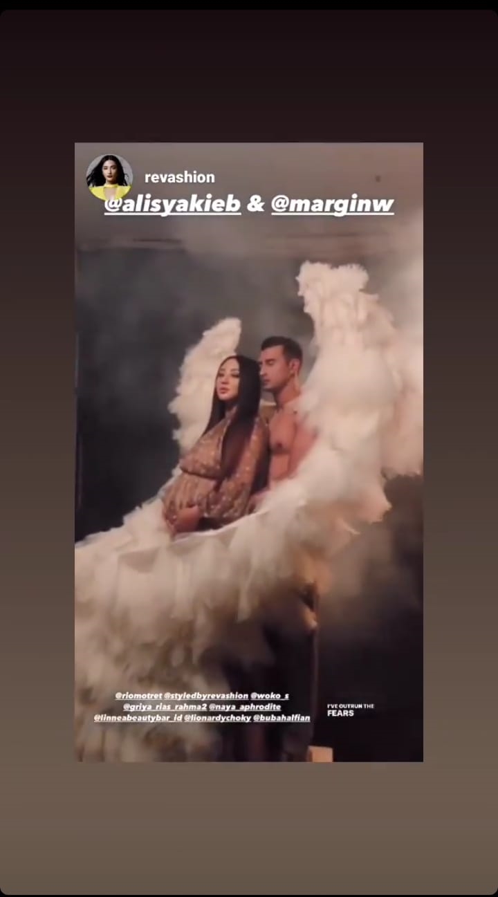 7 Potret maternity shoot Margin Wieheerm, Ali Syakieb pakai sayap