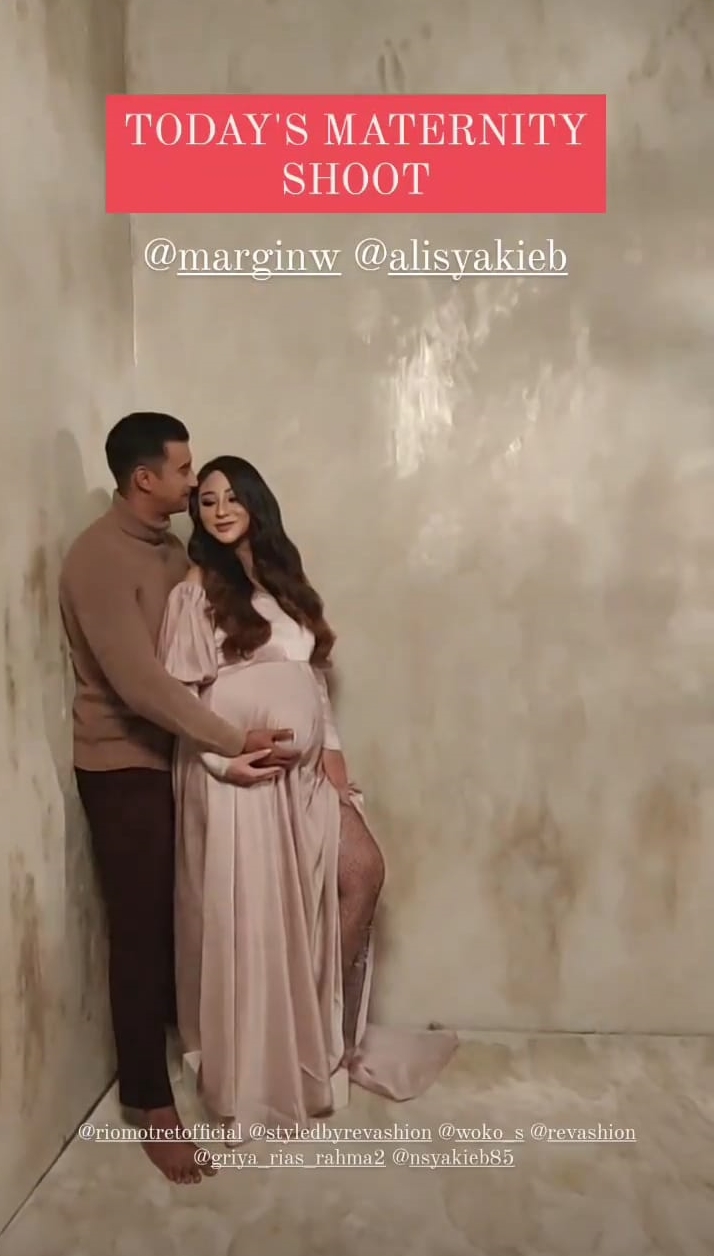 7 Potret maternity shoot Margin Wieheerm, Ali Syakieb pakai sayap