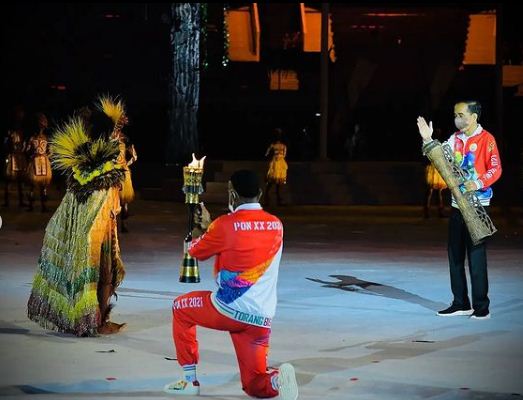 9 Potret kemeriahan pembukaan PON XX Papua, Jokowi main sepak bola