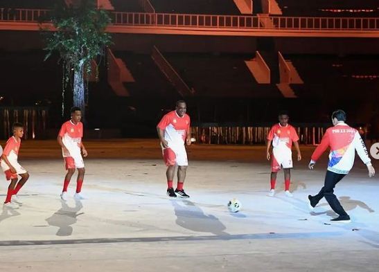 9 Potret kemeriahan pembukaan PON XX Papua, Jokowi main sepak bola