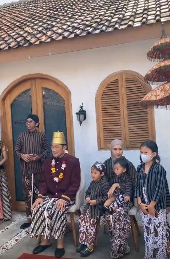 7 Potret ulang tahun Hanung Bramantyo ke-46, didandani layaknya Raja