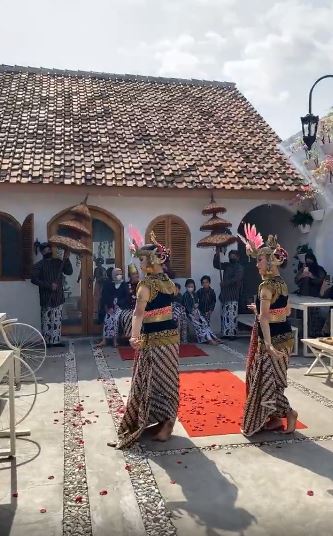 7 Potret ulang tahun Hanung Bramantyo ke-46, didandani layaknya Raja