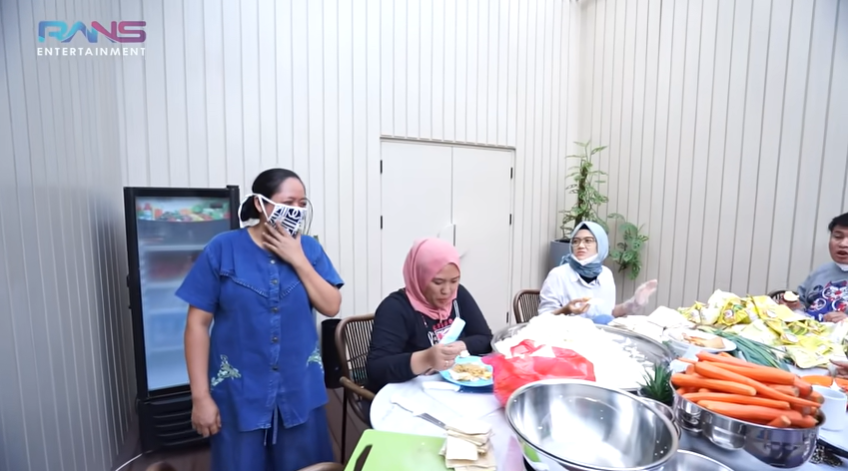 9 Momen Nagita Slavina masak gorengan, aksi nyuapin asisten dipuji