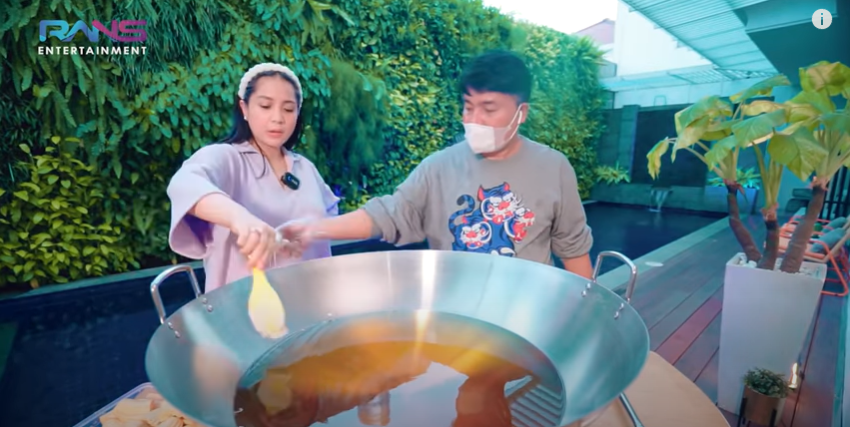 9 Momen Nagita Slavina masak gorengan, aksi nyuapin asisten dipuji