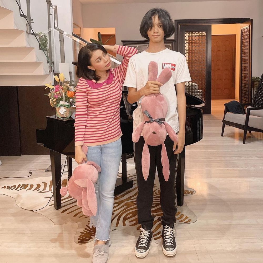 9 Potret penampilan terbaru anak Rossa, kece dengan rambut gondrong