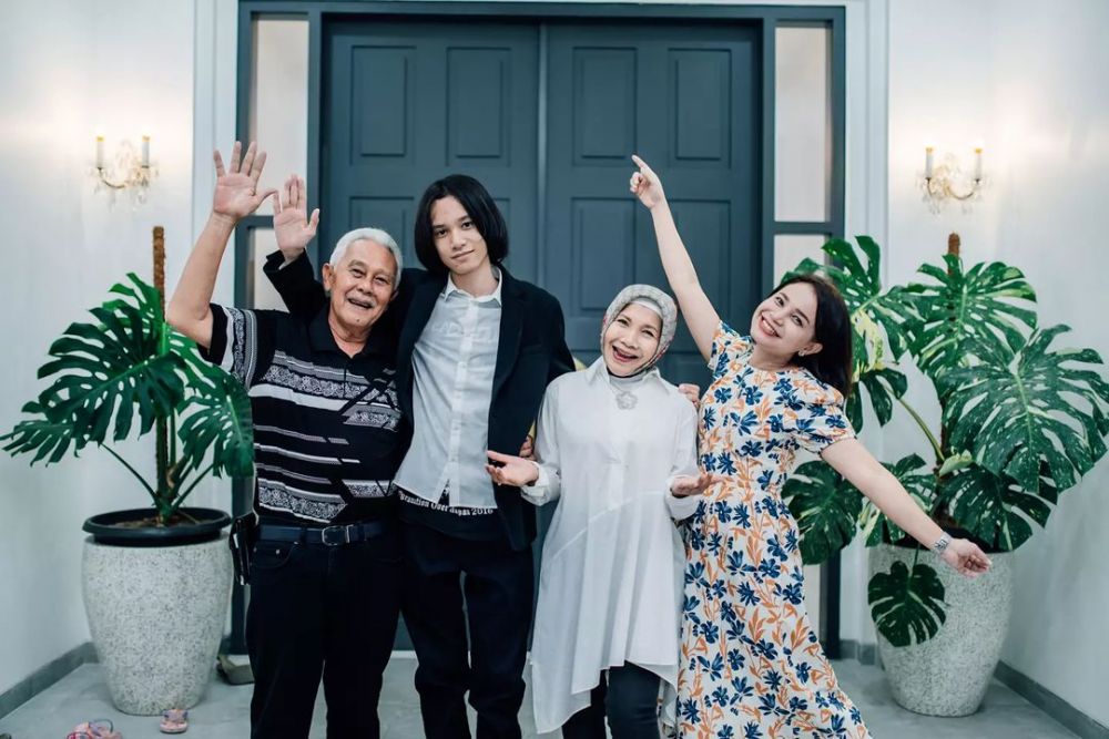 9 Potret penampilan terbaru anak Rossa, kece dengan rambut gondrong