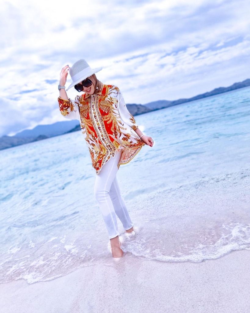 9 Cara Syahrini padu padan outfit saat liburan di Labuan Bajo, stylish