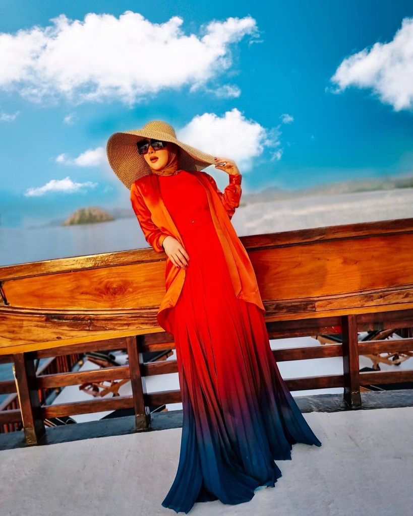 9 Cara Syahrini padu padan outfit saat liburan di Labuan Bajo, stylish