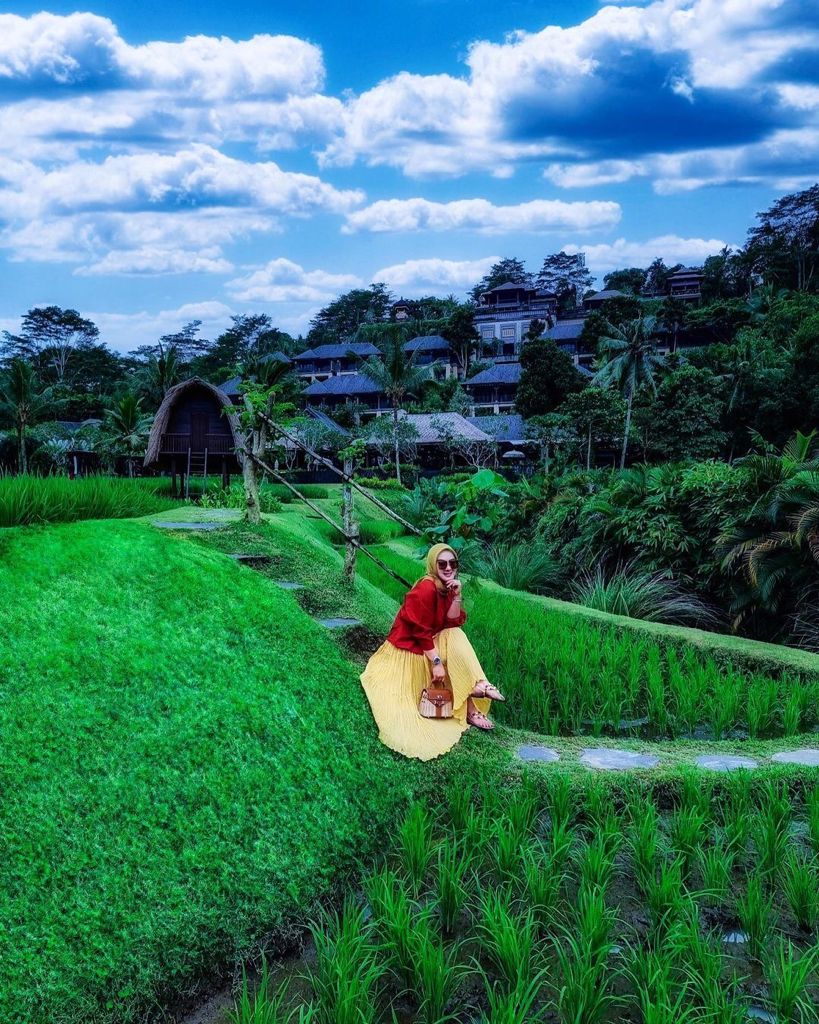 9 Cara Syahrini padu padan outfit saat liburan di Labuan Bajo, stylish