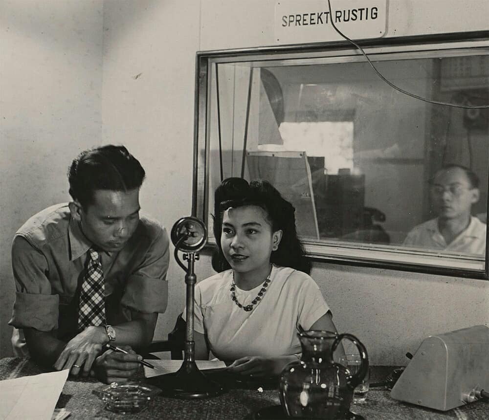 Potret jadul ruang siaran radio tahun 1948, gaya penyiarnya disorot