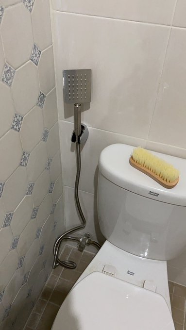 13 Penampakan shower di kamar mandi ini uniknya nggak ada obat