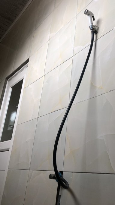 13 Penampakan shower di kamar mandi ini uniknya nggak ada obat