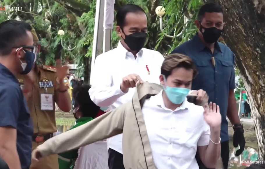 5 Momen warga dapat jaket dari Jokowi, kenangan tak terlupakan