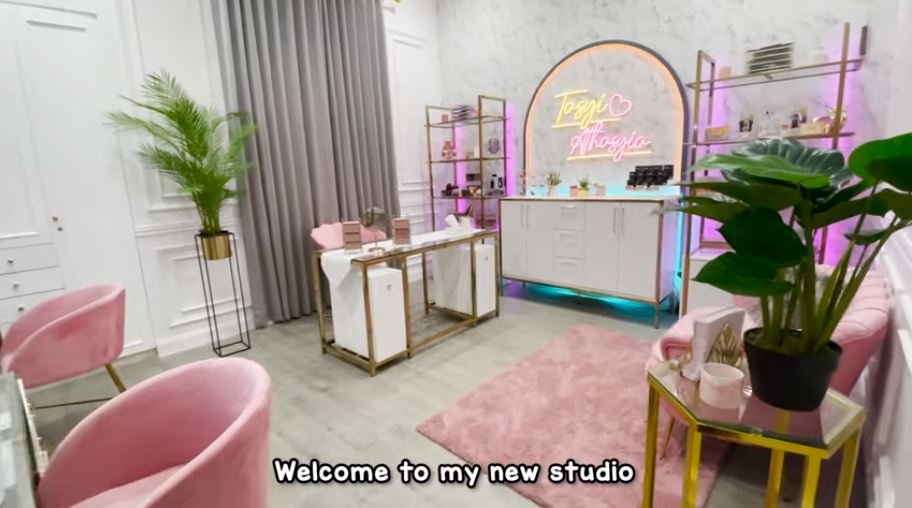 7 Cara Tasyi Athasyia desain studio konten, mewah dengan lampu LED