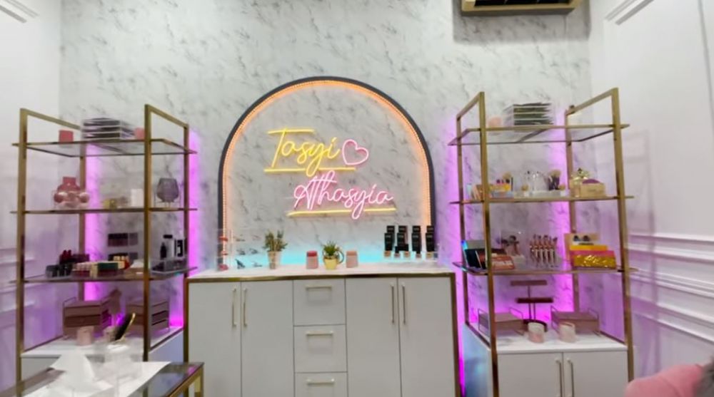 7 Cara Tasyi Athasyia desain studio konten, mewah dengan lampu LED