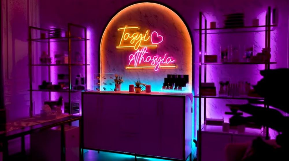7 Cara Tasyi Athasyia desain studio konten, mewah dengan lampu LED