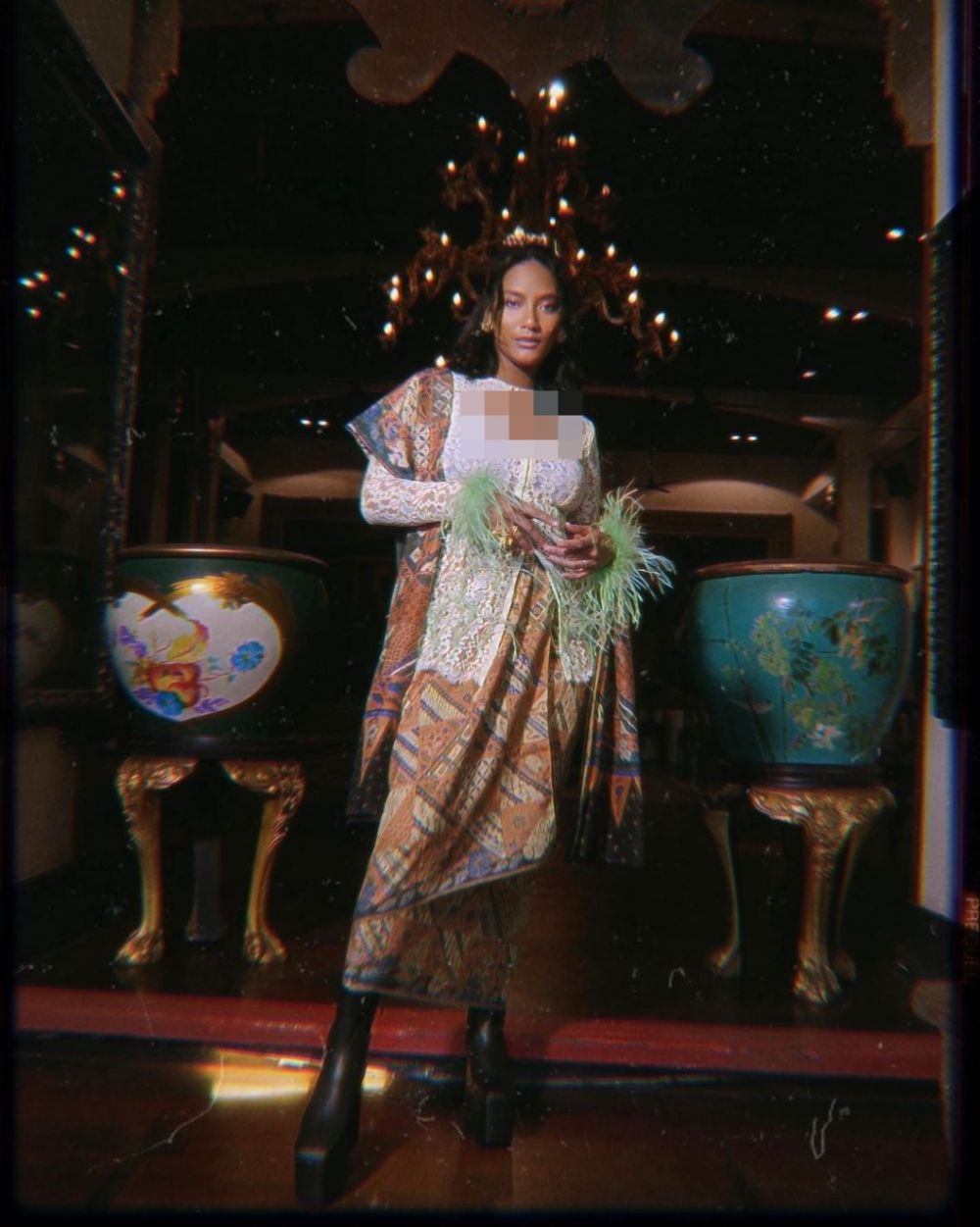 Padu padan batik dengan boots ala 7 seleb ini bisa jadi inspirasi