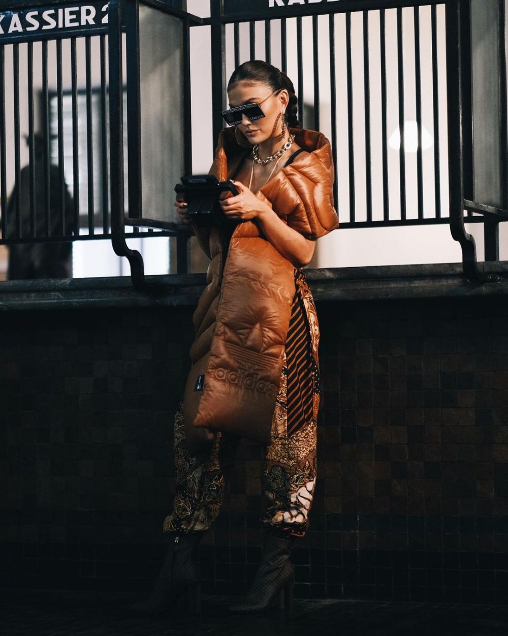 Padu padan batik dengan boots ala 7 seleb ini bisa jadi inspirasi