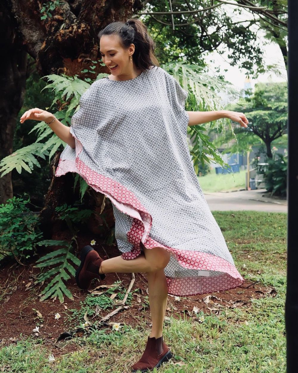 Padu padan batik dengan boots ala 7 seleb ini bisa jadi inspirasi