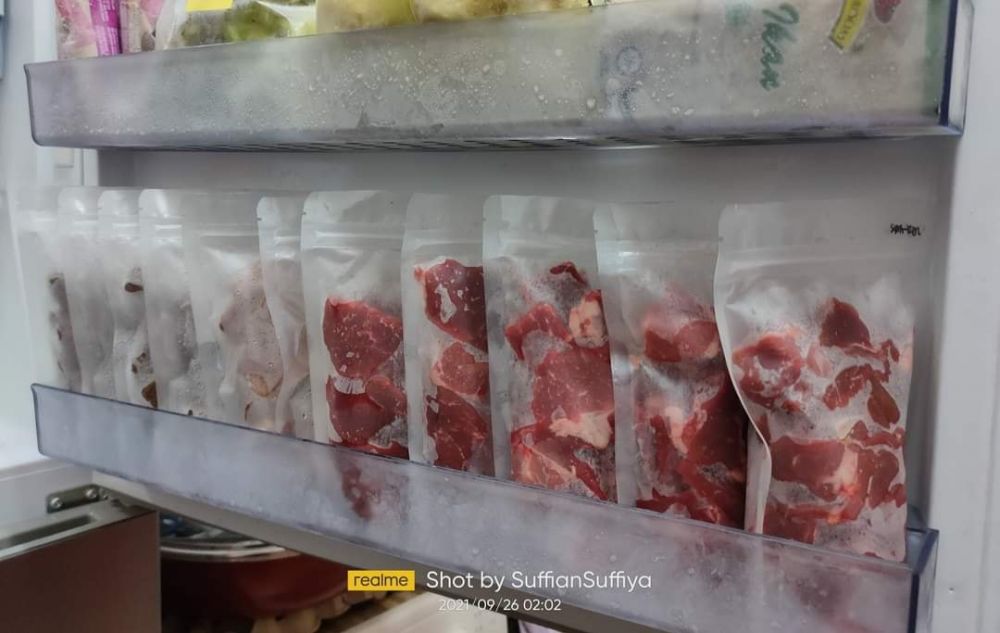 Nggak ribet cukup pakai plastik, ini cara simpan daging tetap segar