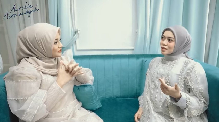 7 Beda outfit hamil Lesty Kejora & Aurel Hermansyah, simpel dan nyaman