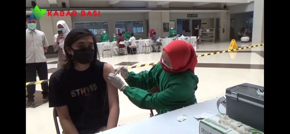 9 Momen Duta jalani vaksin, dikerubuti para nakes untuk swafoto