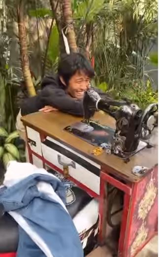 Momen Yuni Shara permak jeans branded di tukang jahit keliling