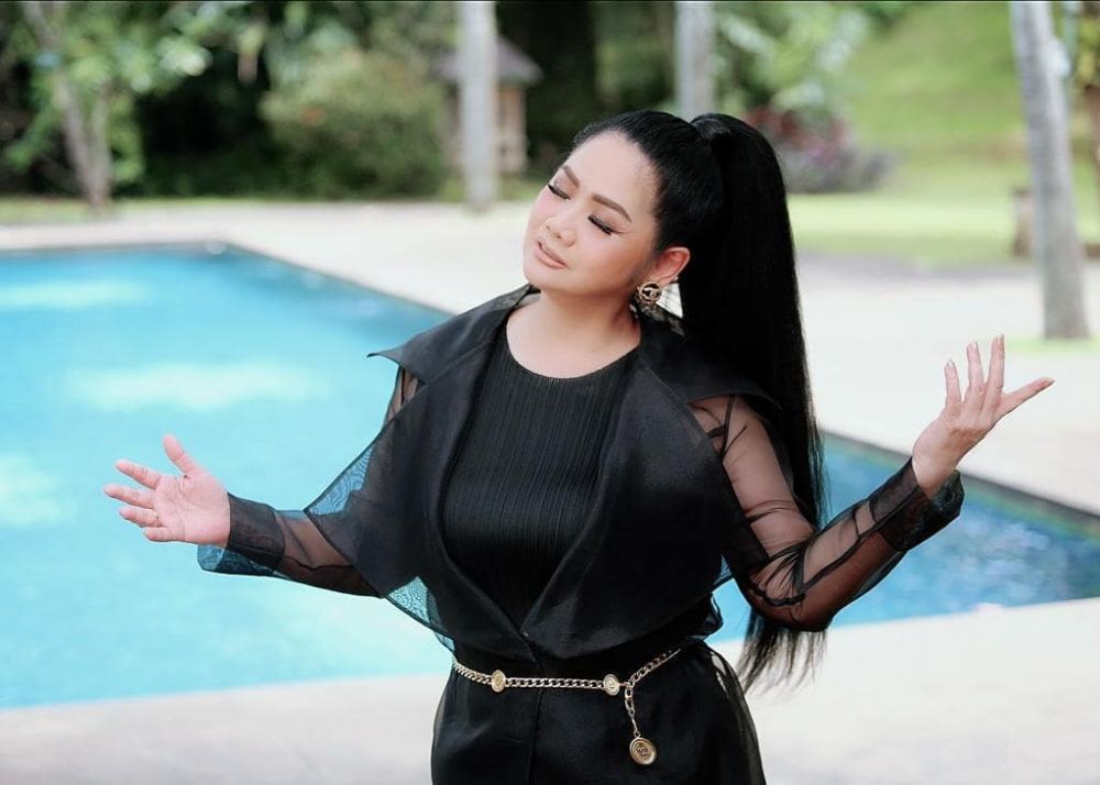 5 Pola hidup sehat ini bikin Vina Panduwinata bugar di usia 62 tahun