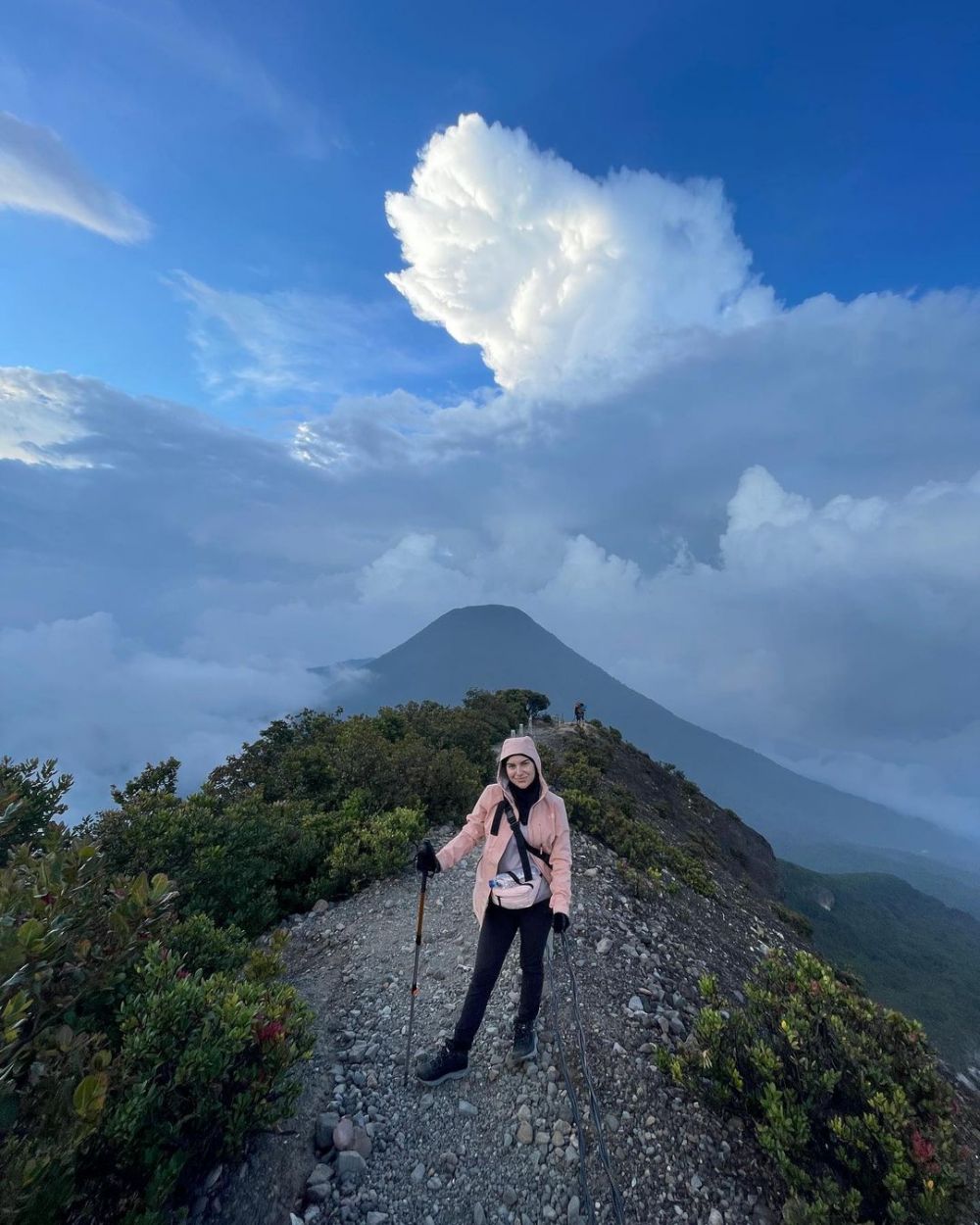 Hobi muncak, ini 11 momen Ammar Zoni dan Irish bella daki Gunung Gede