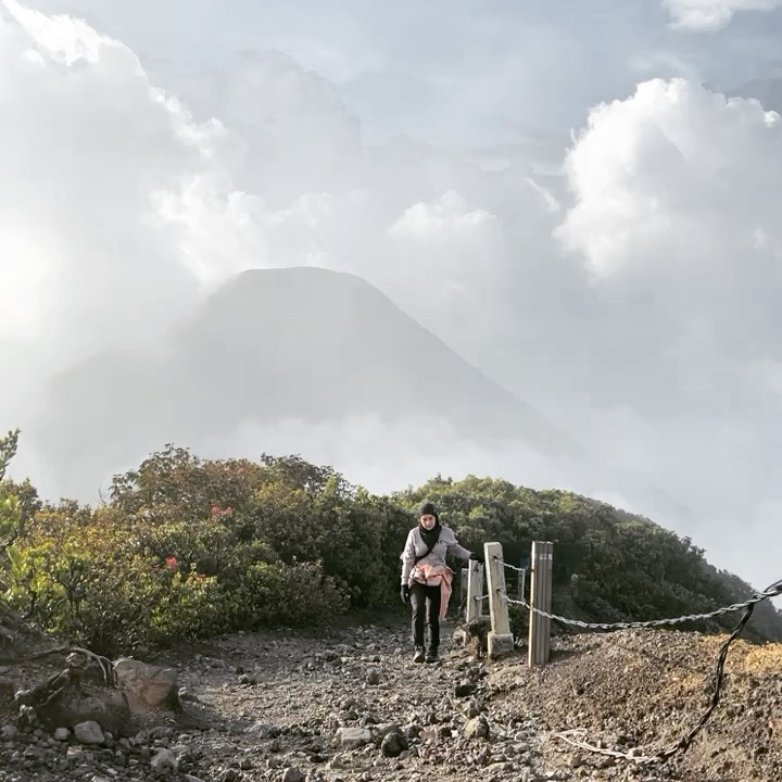 Hobi muncak, ini 11 momen Ammar Zoni dan Irish bella daki Gunung Gede