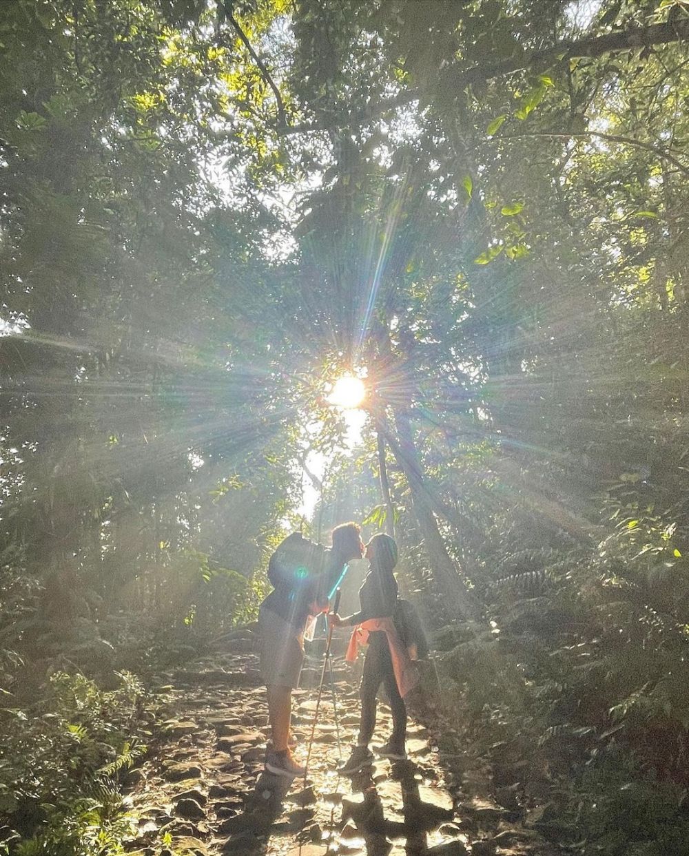 Hobi muncak, ini 11 momen Ammar Zoni dan Irish bella daki Gunung Gede